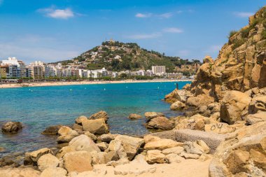 Blanes, İspanya - 26 Haziran 2016: Turist Blanes Costa Brava içinde plajda bir güzel yaz günü, 26 Haziran 2016 İspanya tadını çıkarın
