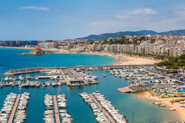 Blanes, İspanya - 26 Haziran 2016: Panoramik hava görünümünde Blanes Costa Brava içinde bir güzel yaz günü, İspanya