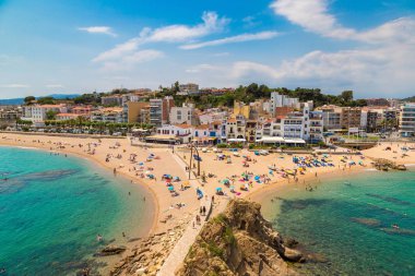 Blanes, İspanya - 26 Haziran 2016: Turist Blanes Costa Brava içinde plajda bir güzel yaz günü, İspanya tadını çıkarın