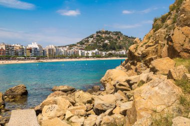 Blanes, İspanya - 26 Haziran 2016: Turist Blanes Costa Brava içinde plajda bir güzel yaz günü, 26 Haziran 2016 İspanya tadını çıkarın