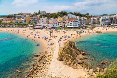 Blanes, İspanya - 26 Haziran 2016: Turist Blanes Costa Brava içinde plajda bir güzel yaz günü, İspanya tadını çıkarın