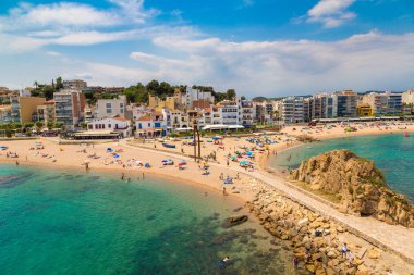Blanes, İspanya - 26 Haziran 2016: Turist Blanes Costa Brava içinde plajda bir güzel yaz günü, İspanya tadını çıkarın