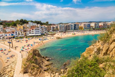 Blanes, İspanya - 26 Haziran 2016: Turist Blanes Costa Brava içinde plajda bir güzel yaz günü, İspanya tadını çıkarın