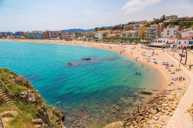 Blanes, İspanya - 26 Haziran 2016: Turist Blanes Costa Brava içinde plajda bir güzel yaz günü, İspanya tadını çıkarın