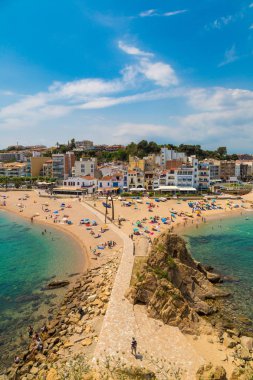 Blanes, İspanya - 26 Haziran 2016: Turist Blanes Costa Brava içinde plajda bir güzel yaz günü, İspanya tadını çıkarın