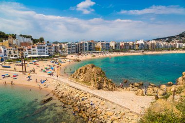 Blanes, İspanya - 26 Haziran 2016: Turist Blanes Costa Brava içinde plajda bir güzel yaz günü, İspanya tadını çıkarın