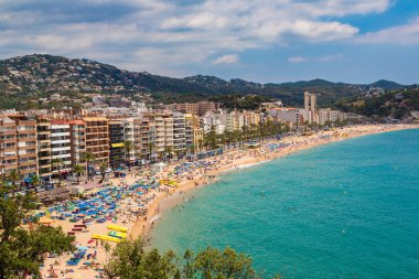 Bir Lloret De Mar, İspanya - 26 Haziran 2016: Plajlar Lloret de Mar içinde bir güzel yaz gün, Costa Brava, Katalonya, İspanya