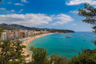 Bir Lloret De Mar, İspanya - 26 Haziran 2016: Plajlar Lloret de Mar içinde bir güzel yaz gün, Costa Brava, Katalonya, İspanya