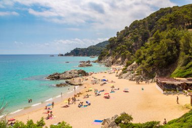 Bir Lloret De Mar, İspanya - 26 Haziran 2016: Plajlar Lloret de Mar içinde bir güzel yaz gün, Costa Brava, Katalonya, İspanya