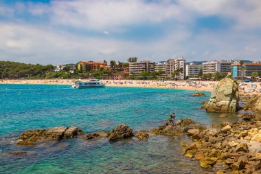 Bir Lloret De Mar, İspanya - 26 Haziran 2016: Plajlar Lloret de Mar içinde bir güzel yaz gün, Costa Brava, Katalonya, İspanya