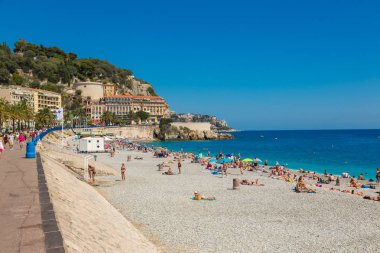 Nice, Fransa - 21 Haziran 2016: Nice bir güzel yaz günü, 21 Haziran 2016 Fransa'da halk plajı