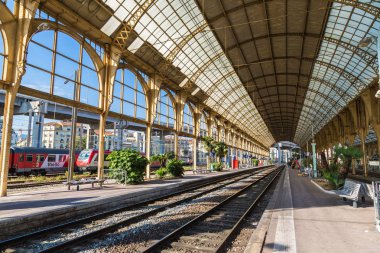 Nice, Fransa - 21 Haziran 2016: Tren istasyonunda bir güzel yaz günü Nice, Fransa üzerinde 21 Haziran 2016