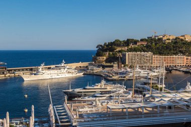 Monte Carlo, Monako - 15 Haziran 2016: Lüks limanda Hercule Monte Carlo'da bir güzel yaz günü, Monaco