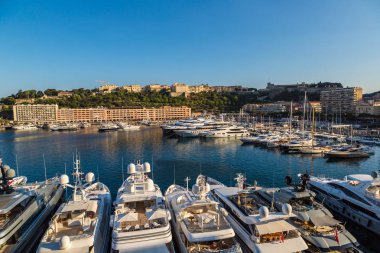 Monte Carlo, Monako - 15 Haziran 2016: Lüks limanda Hercule Monte Carlo'da bir güzel yaz günü, Monaco