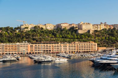 Monte Carlo, Monako - 15 Haziran 2016: Lüks limanda Hercule Monte Carlo'da bir güzel yaz günü, Monaco
