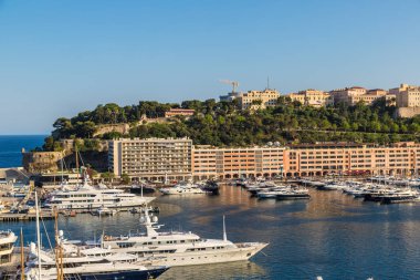 Monte Carlo, Monako - 15 Haziran 2016: Lüks limanda Hercule Monte Carlo'da bir güzel yaz günü, Monaco