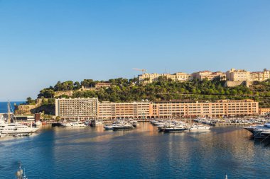 Monte Carlo, Monako - 15 Haziran 2016: Lüks limanda Hercule Monte Carlo'da bir güzel yaz günü, Monaco