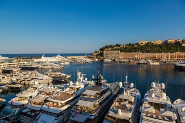 Monte Carlo, Monako - 15 Haziran 2016: Lüks limanda Hercule Monte Carlo'da bir güzel yaz günü, Monaco
