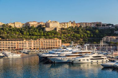 Monte Carlo, Monako - 15 Haziran 2016: Lüks limanda Hercule Monte Carlo'da bir güzel yaz günü, Monaco