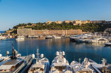 Monte Carlo, Monako - 15 Haziran 2016: Lüks limanda Hercule Monte Carlo'da bir güzel yaz günü, Monaco