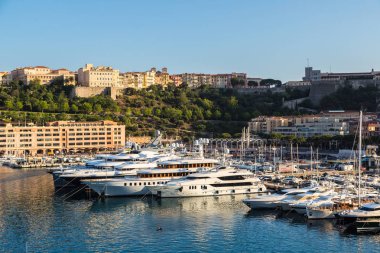Monte Carlo, Monako - 15 Haziran 2016: Lüks limanda Hercule Monte Carlo'da bir güzel yaz günü, Monaco