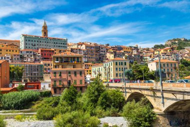 Ventimiglia, İtalya - 13 Haziran 2016: Renkli evlerde Ventimiglia eski kasaba bir güzel yaz günü, İtalya