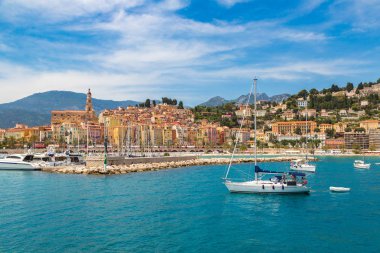 Menton, Fransa - 13 Haziran 2016: Renkli tarihi kent merkezine ve Menton üzerinde Beach'te Riviera bir güzel yaz günü Fransa Fransız