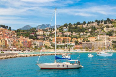 Menton, Fransa - 13 Haziran 2016: Renkli tarihi kent merkezine ve Menton üzerinde Beach'te Riviera bir güzel yaz günü Fransa Fransız