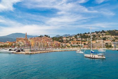 Menton, Fransa - 13 Haziran 2016: Renkli tarihi kent merkezine ve Menton üzerinde Beach'te Riviera bir güzel yaz günü Fransa Fransız