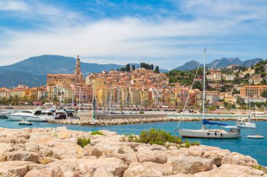 Menton, Fransa - 13 Haziran 2016: Renkli tarihi kent merkezine ve Menton üzerinde Beach'te Riviera bir güzel yaz günü Fransa Fransız