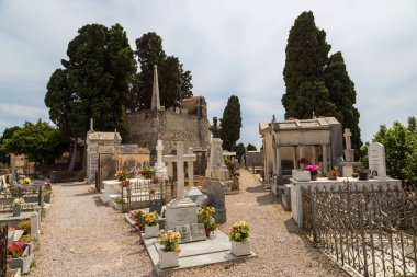 Menton, Fransa - 13 Haziran 2016: Menton eski mezarlıkta güzel Fransız Rivierası'nda Akdeniz'in panoramik manzaralı