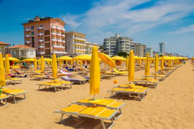 Bir Lido Di Jesolo, İtalya - 13 Haziran 2016: Şemsiye bir güzel yaz günü, İtalya, Lido di Jesolo, Adriyatik Denizi sahilinde