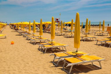 Bir Lido Di Jesolo, İtalya - 13 Haziran 2016: Şemsiye bir güzel yaz günü, İtalya, Lido di Jesolo, Adriyatik Denizi sahilinde