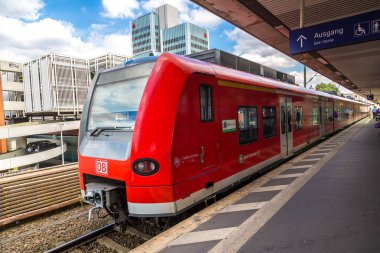 Hannover, Almanya - 11 Haziran 2016: Hannover Merkez Tren Garı bir güzel yaz günü, Almanya üzerinde