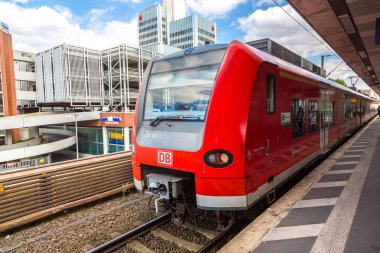 Hannover, Almanya - 11 Haziran 2016: Hannover Merkez Tren Garı bir güzel yaz günü, Almanya üzerinde