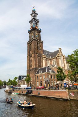 Amsterdam, Hollanda - 16 Haziran 2016: Batı Kilisesi (Westerkerk) ve Amsterdam'da kanalda bir güzel yaz günü, Hollanda