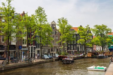 Amsterdam, Hollanda - 16 Haziran 2016: Amsterdam'da yaz günü güzel bir kanal. 16 Haziran 2016 üzerinde başkenti ve en büyük kentidir Hollanda'nın Amsterdam olduğunu