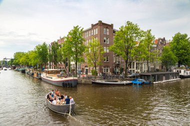 Amsterdam, Hollanda - 16 Haziran 2016: Amsterdam'da yaz günü güzel bir kanal. 16 Haziran 2016 üzerinde başkenti ve en büyük kentidir Hollanda'nın Amsterdam olduğunu