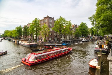 Amsterdam, Hollanda - 16 Haziran 2016: Amsterdam'da yaz günü güzel bir kanal. 16 Haziran 2016 üzerinde başkenti ve en büyük kentidir Hollanda'nın Amsterdam olduğunu