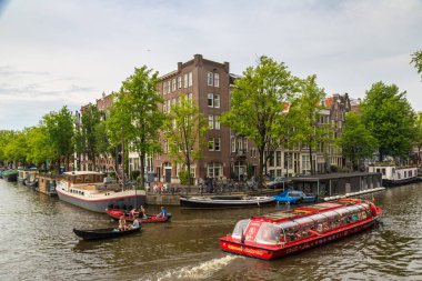 Amsterdam, Hollanda - 16 Haziran 2016: Amsterdam'da yaz günü güzel bir kanal. 16 Haziran 2016 üzerinde başkenti ve en büyük kentidir Hollanda'nın Amsterdam olduğunu