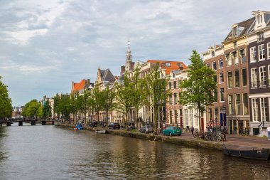Amsterdam, Hollanda - 16 Haziran 2016: Güney Kilise Zuiderkerk ve Amsterdam'da kanalda bir güzel yaz günü, Hollanda