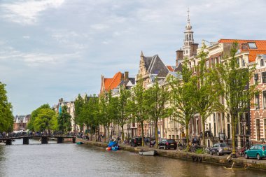 Amsterdam, Hollanda - 16 Haziran 2016: Güney Kilise Zuiderkerk ve Amsterdam'da kanalda bir güzel yaz günü, Hollanda