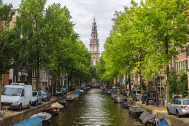 Amsterdam, Hollanda - 16 Haziran 2016: Güney Kilise Zuiderkerk ve Amsterdam'da kanalda bir güzel yaz günü, Hollanda