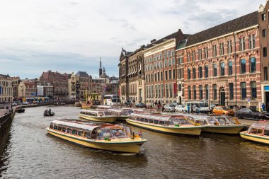 Amsterdam, Hollanda - 16 Haziran 2016: Amsterdam'da yaz günü güzel bir kanal. 16 Haziran 2016 üzerinde başkenti ve en büyük kentidir Hollanda'nın Amsterdam olduğunu