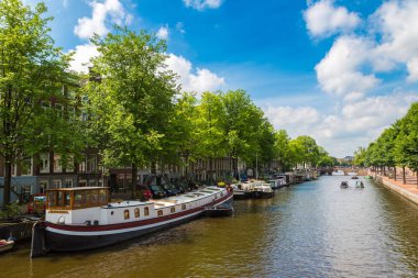 Amsterdam, Hollanda - 16 Haziran 2016: Amsterdam'da yaz günü güzel bir kanal. 16 Haziran 2016 üzerinde başkenti ve en büyük kentidir Hollanda'nın Amsterdam olduğunu