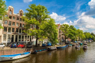Amsterdam, Hollanda - 16 Haziran 2016: Amsterdam'da yaz günü güzel bir kanal. 16 Haziran 2016 üzerinde başkenti ve en büyük kentidir Hollanda'nın Amsterdam olduğunu