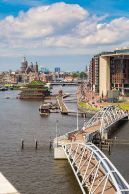 Amsterdam, Hollanda - 16 Haziran 2016: Kanal ve St. Nicolas Church civarındaki bir güzel yaz günü Hollanda Amsterdam