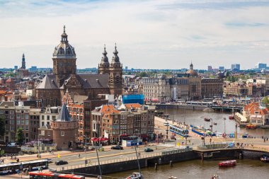 Amsterdam, Hollanda - 16 Haziran 2016: Kanal ve St. Nicolas Church civarındaki bir güzel yaz günü Hollanda Amsterdam
