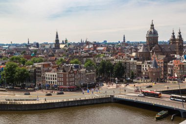 Amsterdam, Hollanda - 16 Haziran 2016: Kanal ve St. Nicolas Church civarındaki bir güzel yaz günü Hollanda Amsterdam
