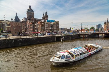 Amsterdam, Hollanda - 16 Haziran 2016: Kanal ve St. Nicolas Church civarındaki bir güzel yaz günü Hollanda Amsterdam